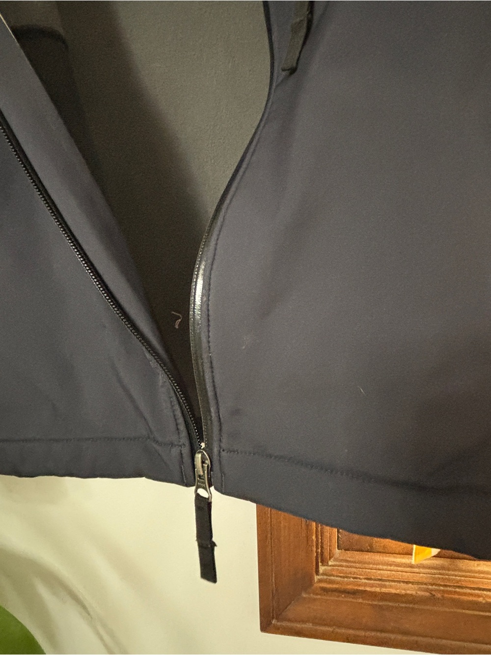 Orvis Men's Dark Navy Softshell Raincoat - Picture 5 of 6